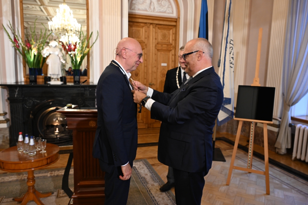 Vabariigi President Endel Lippmaa medali üleandmisel Stefan Hellile 8. oktoober 2026