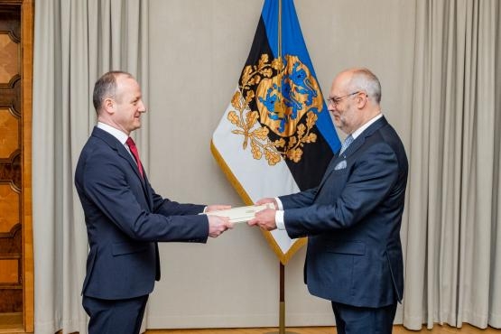 Gruusia%20suursaadik%20andis%20%C3%BCle%20volikirja.jpg?itok=sepqJic4