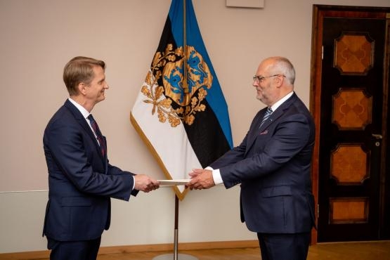 Islandi-Vabariigi-suursaadiku-Harald_Aspelundi-volikirjad.jpg?itok=8ZMtum2y