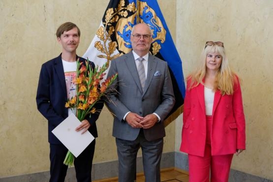 President%20Alar%20Karis%2C%20Sander%20Joon%20ja%20produtsent%20Aurelia%20Aasa.jpg?itok=c6zKLLeu