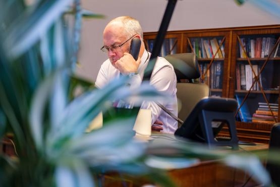 President%20pidas%20telefonivestluse.jpg?itok=GTR1s9Pf