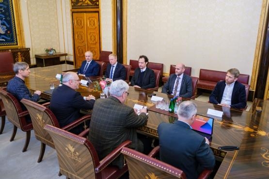 kohtumine%20parlamendifraktsioonide%20esimeestega%202.jpg?itok=GfU_B8_U