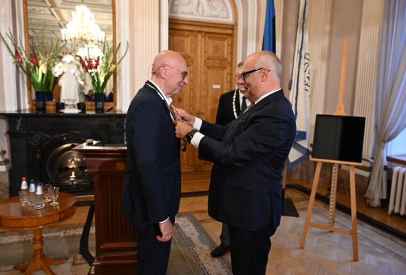 Vabariigi President Endel Lippmaa medali üleandmisel Stefan Hellile: teadlased toovad avalikku ellu kainet ja analüütilist pilku